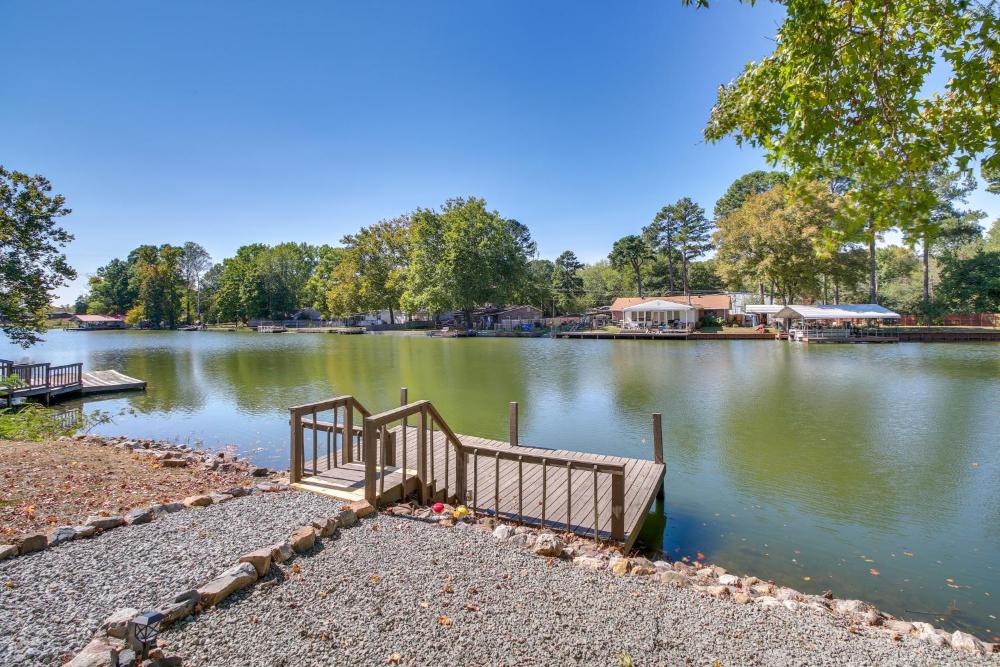 Lakefront Escape with Boat Docks in Hot Springs!
